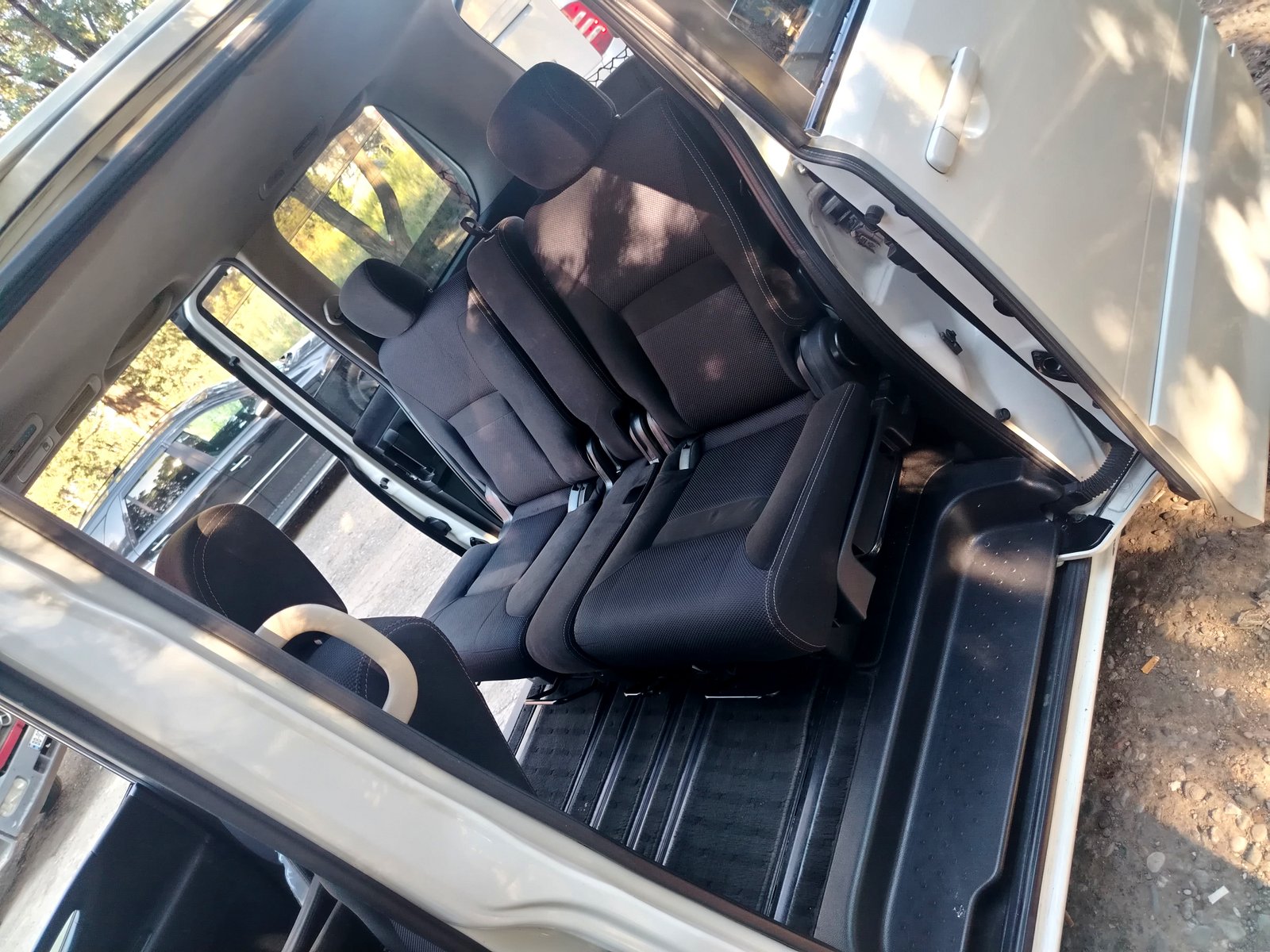Nissan Serena 2010 ფოტო 6