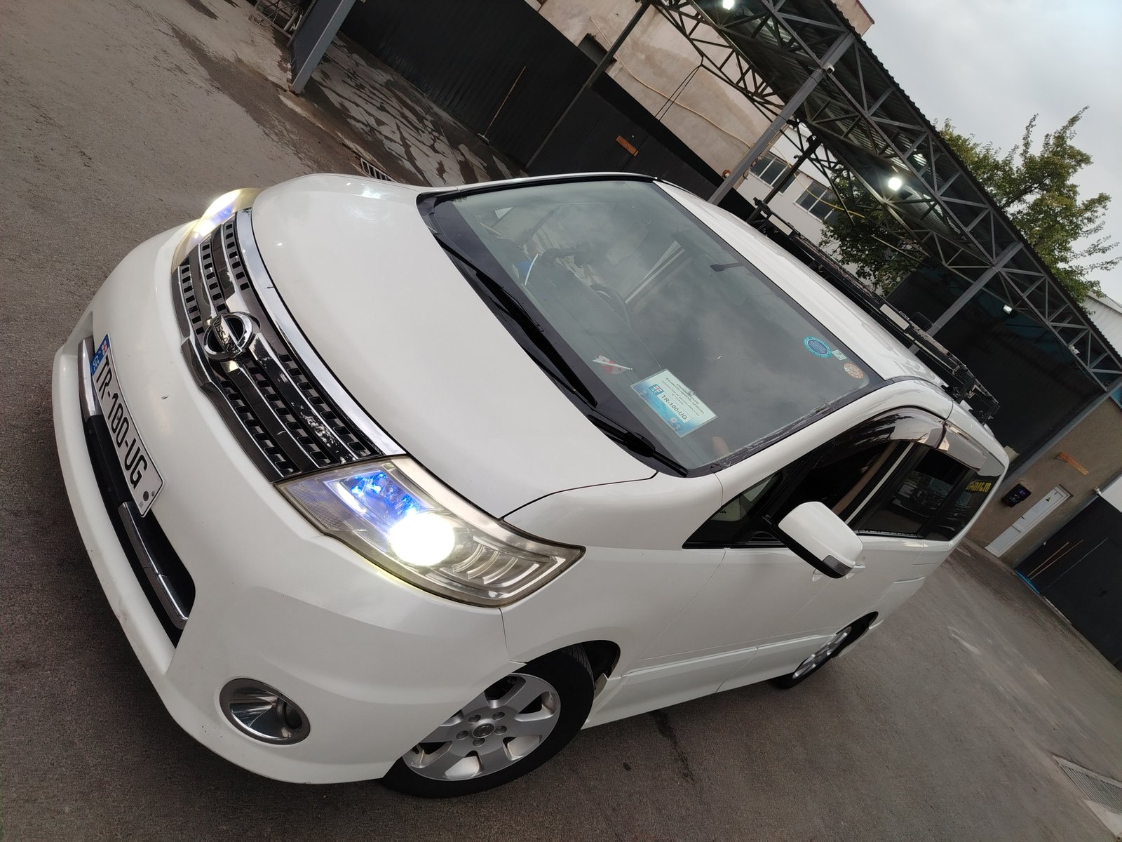 გიორგი ტარუღიშვილი — Nissan Serena 2010, ფოტო 4